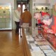In een vitrine worden enkele unieke persoonlijke documenten van Merwedegijzelaars tentoongesteld.