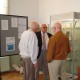 De tentoonstellingszaal als ontmoetings- en bijpraatruimte.