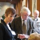Anja van der Starre met Harry Ruijs, directeur Kamp Amersfoort